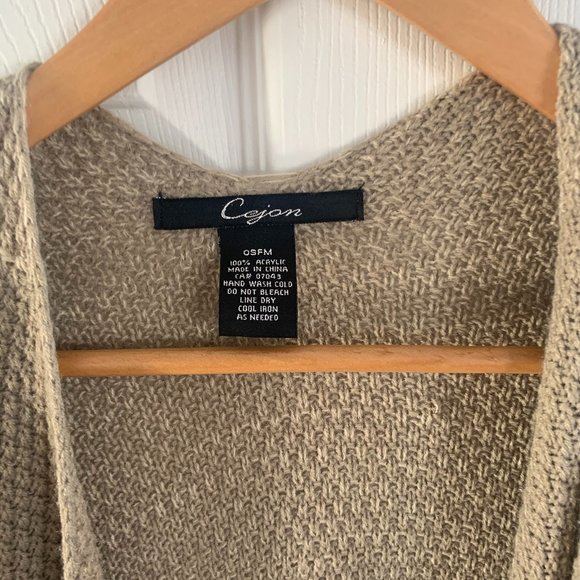 Beautiful Cejon Minimalist Poncho - Picture 4 of 11